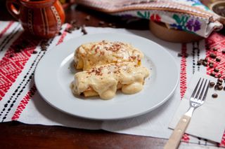 Clătite cu brânză de vaci, stafide și sos de vanilie