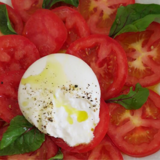 Burrata sobre tomate de temporada