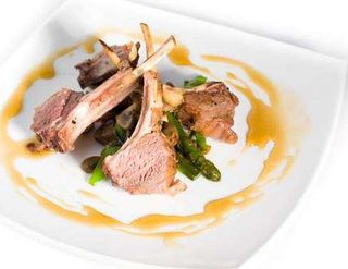 Филе ягненка с грибами в сливочном соусе