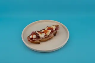 Tostada De Jamón Iberico Con Queso Camembert