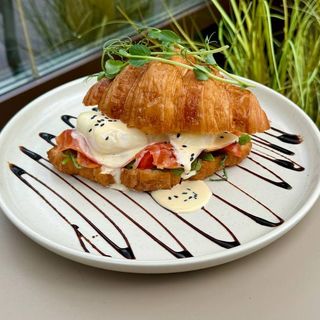 Круасан з лососем та авокадо