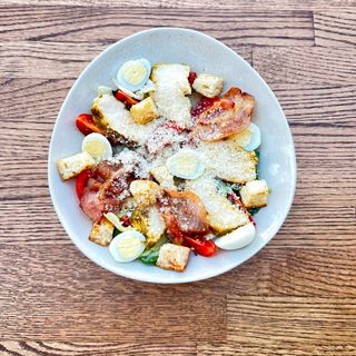 Салат Цезар з куркою та беконом