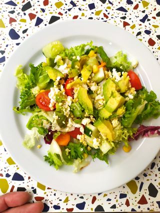 Ensalada variada con aguacate y huevo 