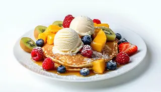 Pancakes con frutta e gelato