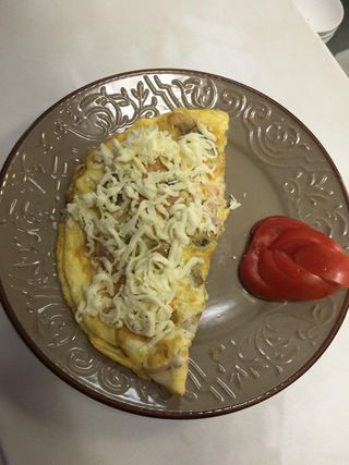 Omletă cu ciuperci, șuncă și mozzarella