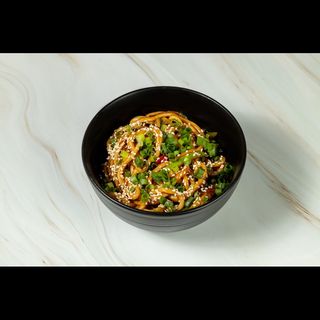 ლაფშა არაქისის სოუსი ბოსტნეულით