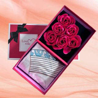 Cutie rosie cu esarfa si trandafiri 