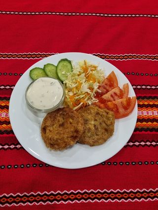 Картофени кюфтета с млечен сос и гарнитура (400г)