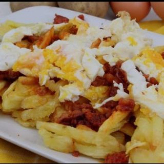 Huevos rotos con chistorra y patatas fritas caseras 