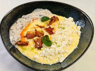 Банош з бринзою, беконом та грибною підливою (300g)