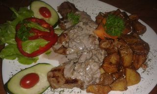 Biftek u sosu od crnog vina