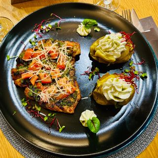 Muschiulet de porc cu sos pesto și cartofi jacket