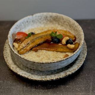 Вівсянка на кокосовому молоці з карамелізованим бананом