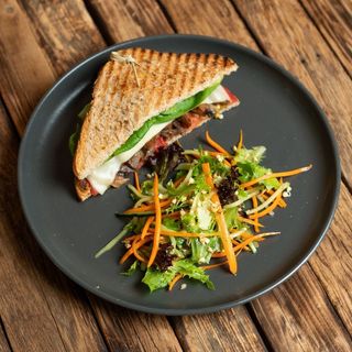 Сендвіч с грибами, моцарелою, veg-м'ясом та гірчичним соусом (150г)