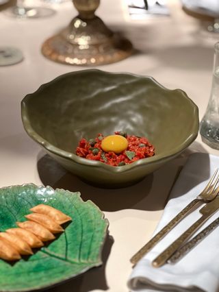 Tartar de tomate valenciano semiseco con yema escabechada de mango