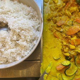 Spezzatino di pollo al curry con riso gluten-free
