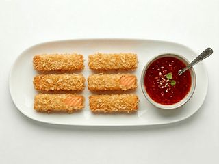 Chrupiące kawałki łososia w tempurze i panko 6 szt + sos (160g)