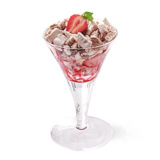 Beza z kremem mascarpone, truskawkami i puree z marakui 120 g