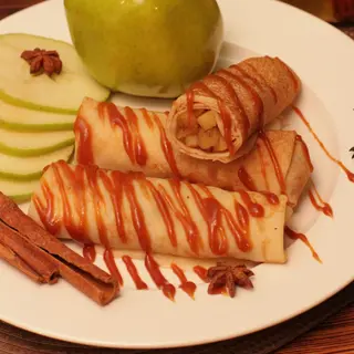 Блины с яблоком и корицей