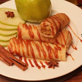 Блины с яблоком и корицей