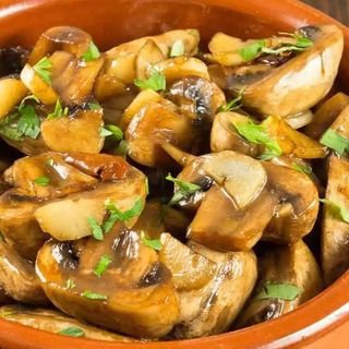 Champiñones al ajillo