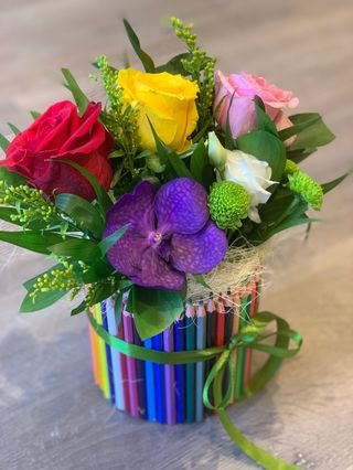 Cutie 54 aranjament flori S cu creioane 