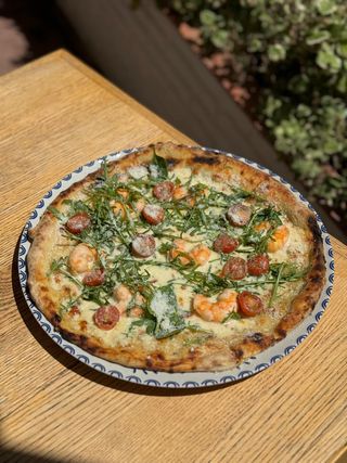 Pizza con gambas tigres y rúcula (33 Cm.)