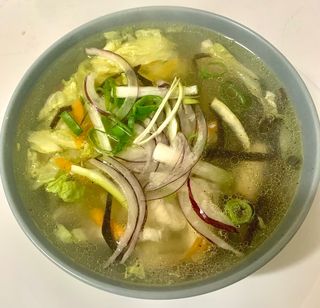 Rosół z makaronem sojowym i kurczakiem