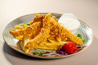 Crispy de pui cu cartofi prajiti si sos tartar