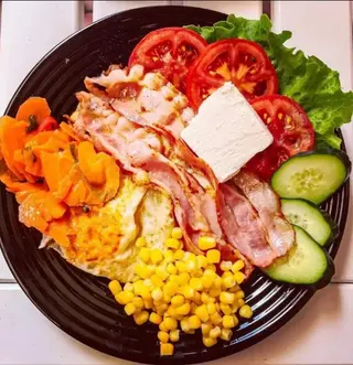 Omlet + meso po izboru (šunka, slanina, kobasica) 