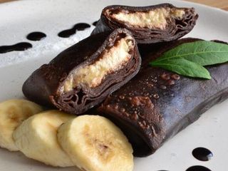 Naleśniki czekolad z serem, bananami i pastą czekol-orzech - 2 szt. (na gorąco)