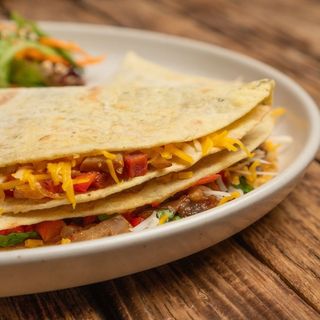 Кесадилья з veg-ковбасою, грибами, овочами та перцевим соусом (250г)