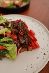 Салат гострий з телятиною на смаженому хлібі