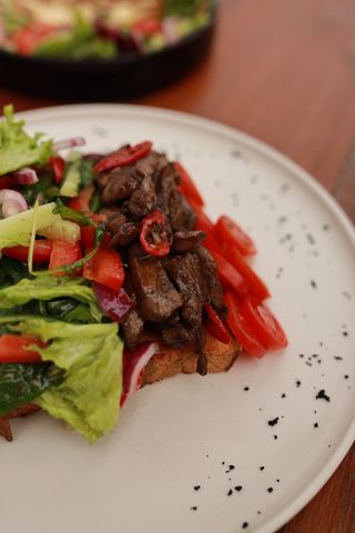 Салат гострий з телятиною на смаженому хлібі