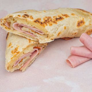 Topli tortilja sendvič sa šunkom