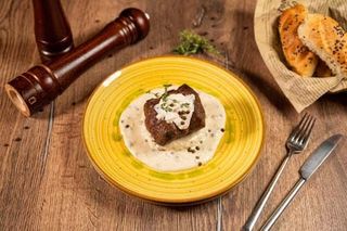 Mușchi de vită cu sos de piper verde