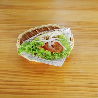 Arepa De Ensalada Y Aguacate