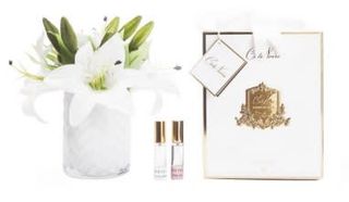 Aranjament floral de matase cu crini albi, 2 rezerve de parfum