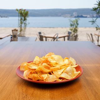 Картофен чипс овкусен с пушени подправки (200г)