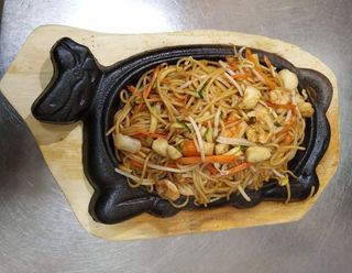 48. Spaghetti alla piastra con frutti di mare