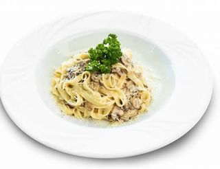 Фетучини в сливочном соусе с курицей и грибами