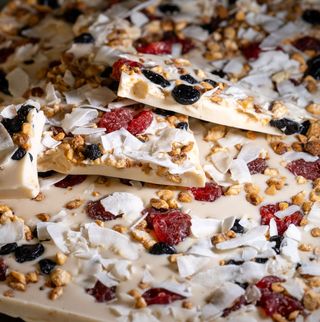 Ciocolata alba cu fistic, cocos, afine si cirese