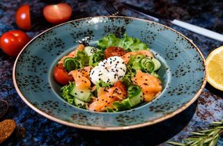 Салат с семгой и яйцом Пашот