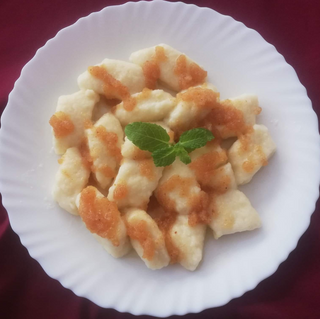 Pierogi Leniwe  z bułką tartą smażoną na masełku