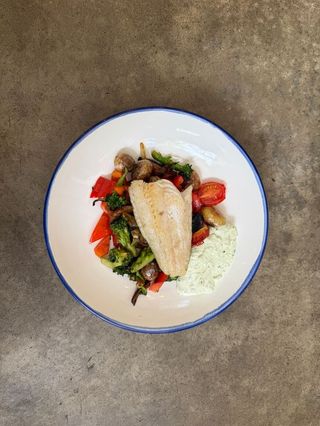 Філе судака з печеними овочами та молодою картоплею (400g)