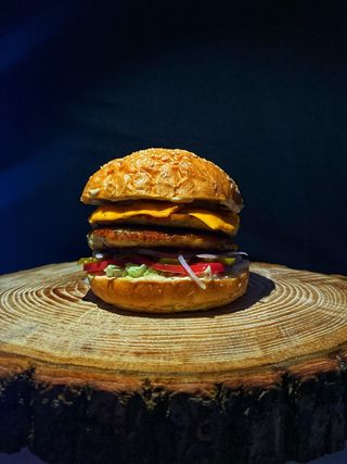 ქათმის ორმაგი ბურგერი ყველით