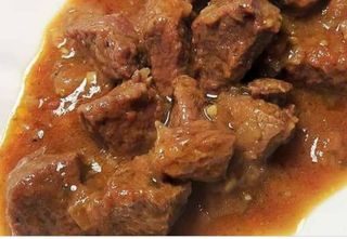 Carne En Salsa Con Papas Fritas