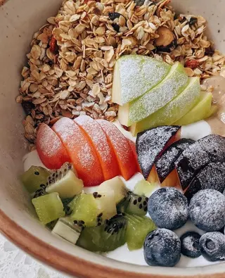 Granola sa kompotom od kruške sa voćem