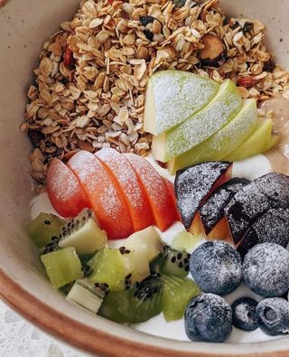 Granola sa kompotom od kruške sa voćem