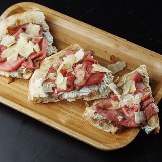 Фокачо  з крем сиром і трюфельною пастою та ростбіфом